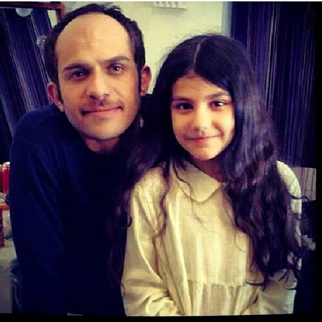 تصویری از بابک حمیدیان، بازیگر و تهیه کننده سینما و تلویزیون در حال بازیگری سر صحنه یکی از آثارش