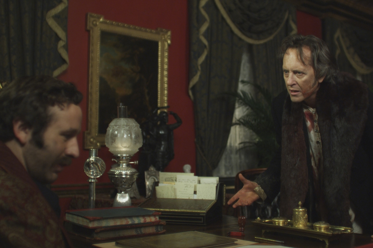 کریس اودوود در صحنه سریال تلویزیونی The Crimson Petal and the White به همراه ریچارد ای گرانت