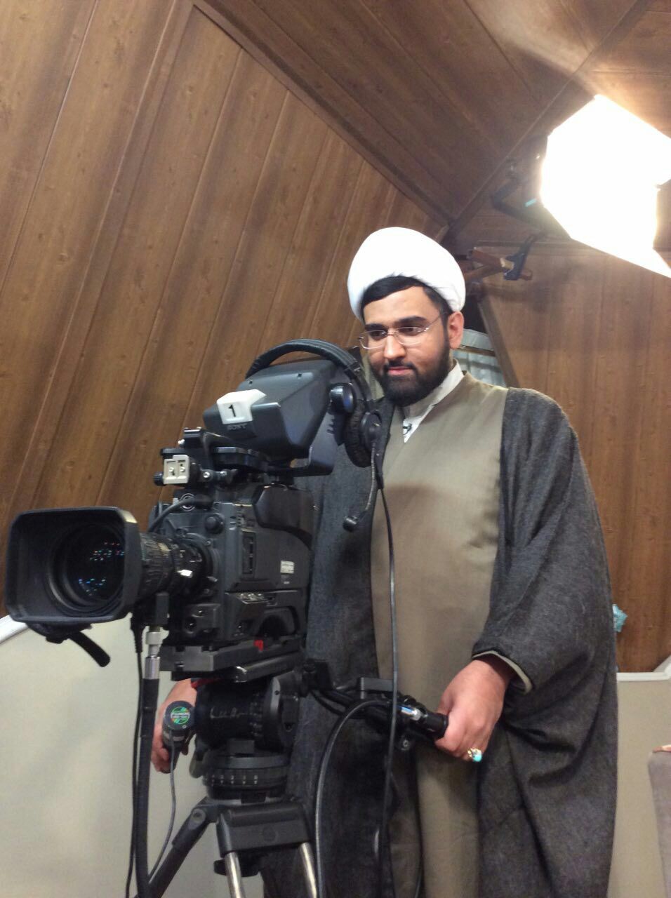 تصویری از عباس روزمه، تهیه کننده سینما و تلویزیون در حال بازیگری سر صحنه یکی از آثارش