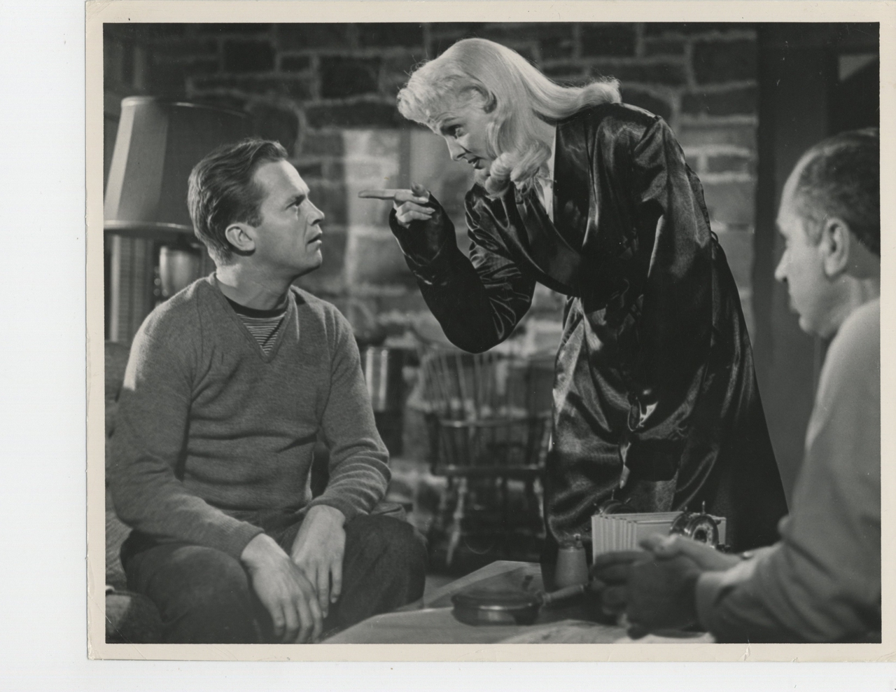 Jane Russell در صحنه فیلم سینمایی The Fuzzy Pink Nightgown به همراه Keenan Wynn و Ralph Meeker