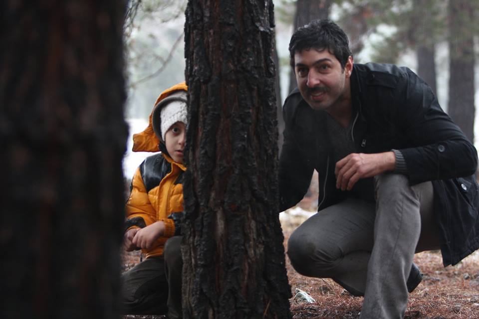 تصویری از مهدی مهری سینما و تلویزیون در حال بازیگری سر صحنه یکی از آثارش