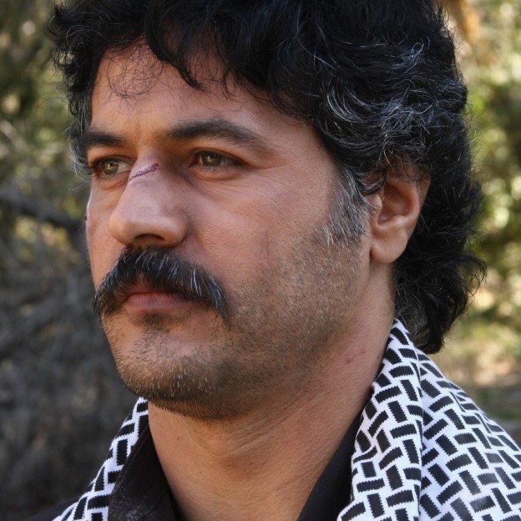 تصویری از مسعود یوسفی، بازیگر سینما و تلویزیون در حال بازیگری سر صحنه یکی از آثارش