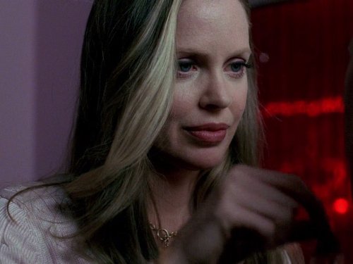 Kristin Bauer van Straten در صحنه سریال تلویزیونی خون حقیقی