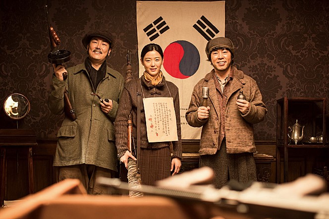 Jin-woong Jo در صحنه فیلم سینمایی Assassination به همراه Duek-mun Choi و Ji-hyun Jun