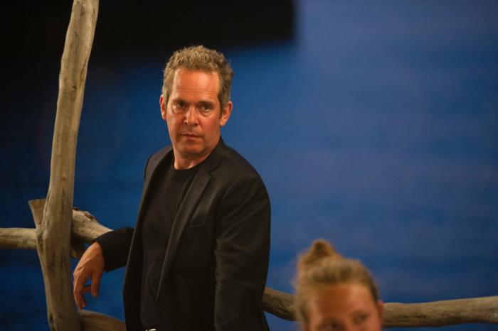 Tom Hollander در صحنه سریال تلویزیونی مدیر شب