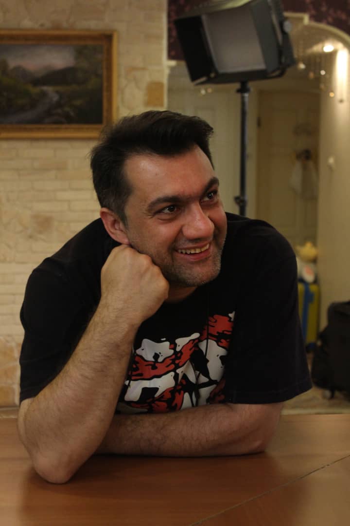 تصویری از امیر کرم یزدی، کارگردان و نویسنده سینما و تلویزیون در پشت صحنه یکی از آثارش
