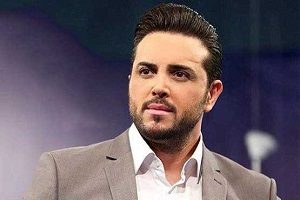 تصویری از پدرام کریمی، مجری سینما و تلویزیون در حال بازیگری سر صحنه یکی از آثارش