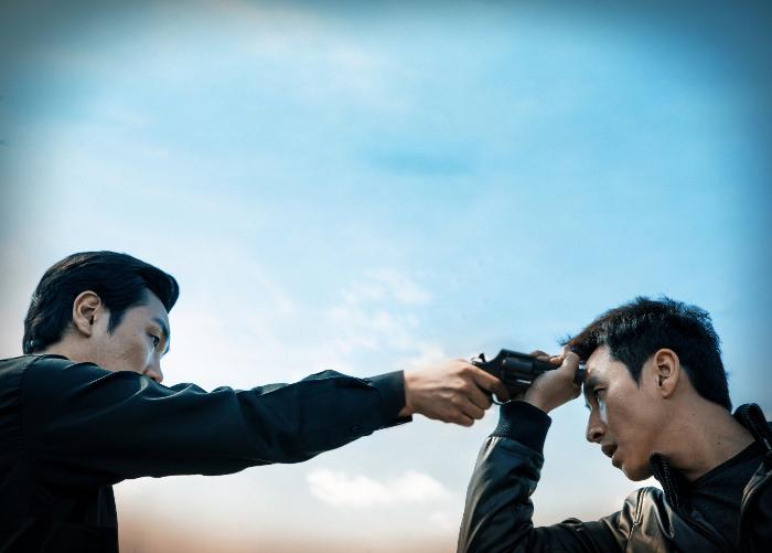 لی سون-کیون در صحنه فیلم سینمایی یک روز سخت به همراه Jin-woong Jo