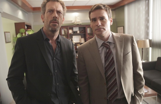 Robert Sean Leonard در صحنه سریال تلویزیونی دکتر هاوس به همراه Hugh Laurie