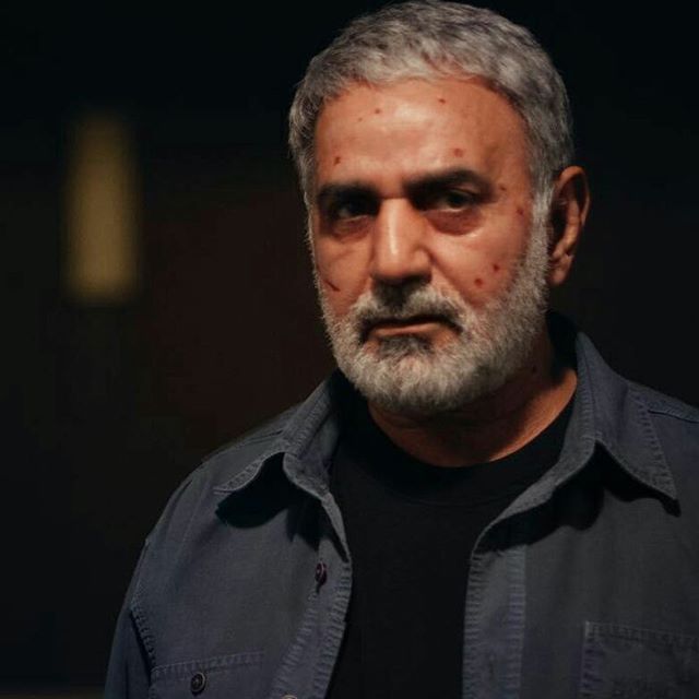 تصویری از پرویز پرستویی، بازیگر و تهیه کننده سینما و تلویزیون در حال بازیگری سر صحنه یکی از آثارش