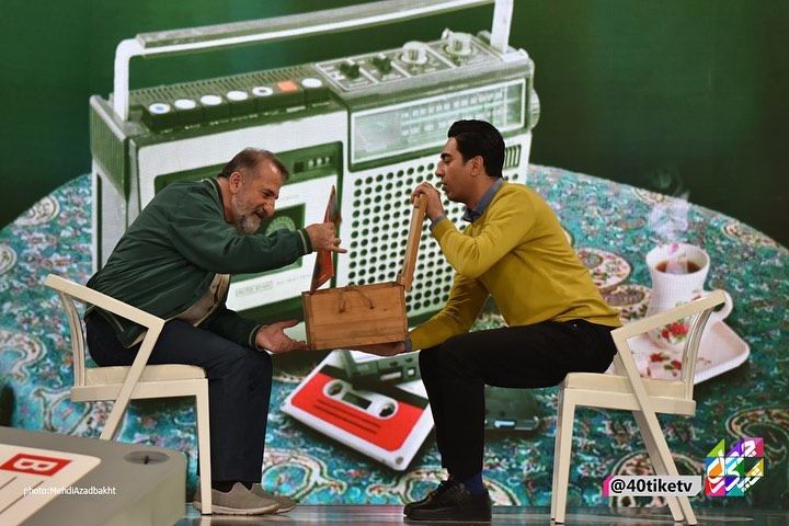 مهران رجبی در صحنه برنامه تلویزیونی چهل تیکه به همراه محمدرضا علیمردانی