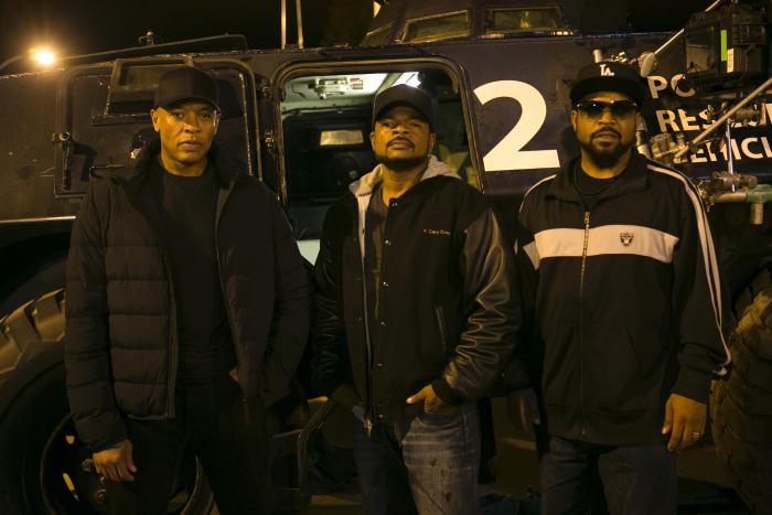 F. Gary Gray در صحنه فیلم سینمایی بچه ناف کامپتون به همراه Dr. Dre و Ice Cube