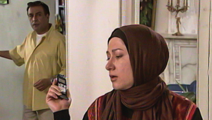 عبدالرضا اکبری در صحنه سریال تلویزیونی بوی غریب پاییز به همراه فریبا متخصص