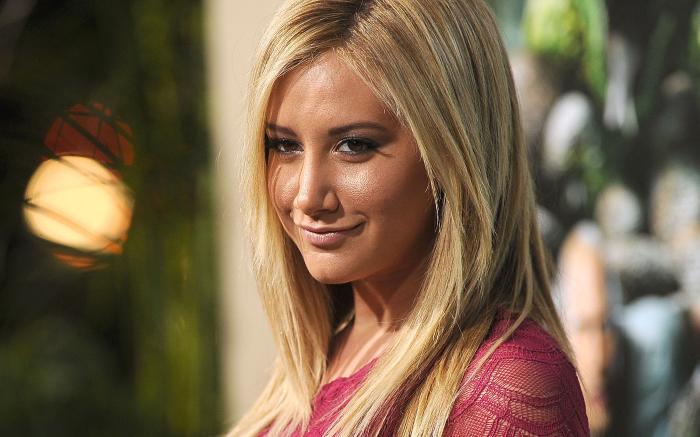 Ashley Tisdale در صحنه فیلم سینمایی سفر ۲: جزیره اسرارآمیز