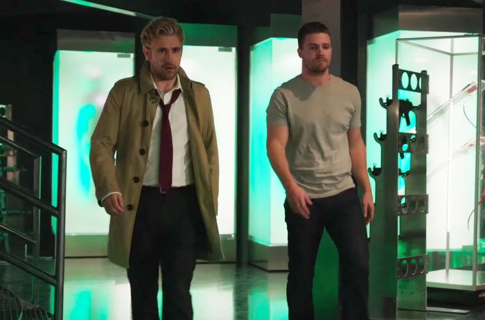 Matt Ryan در صحنه سریال تلویزیونی پیکان به همراه استفن امل