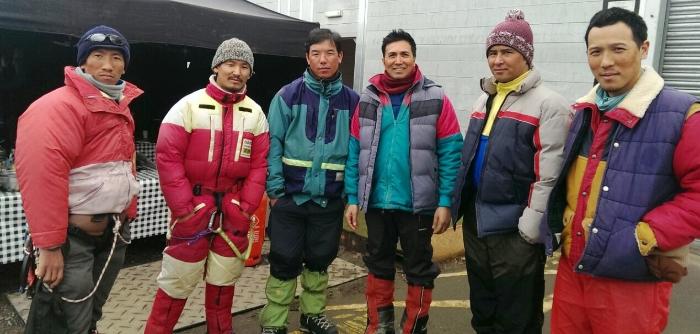 Pemba Sherpa در صحنه فیلم سینمایی اورست به همراه Kumud Pant و Ang Phula Sherpa