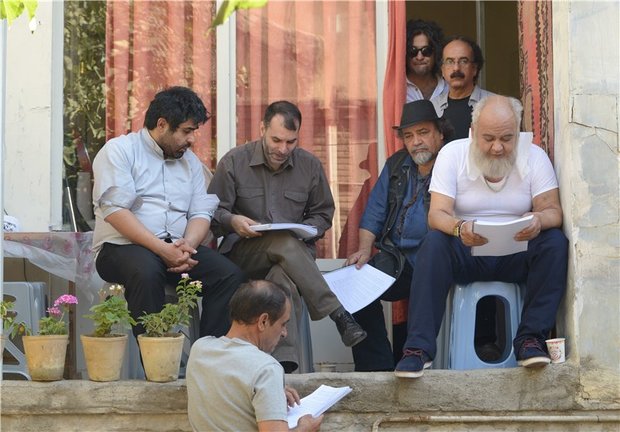 مسعود ده‌نمکی در پشت صحنه فیلم سینمایی رسوایی‌ 2 به همراه امیر نوری، اکبر عبدی و محمدرضا شریفی‌نیا