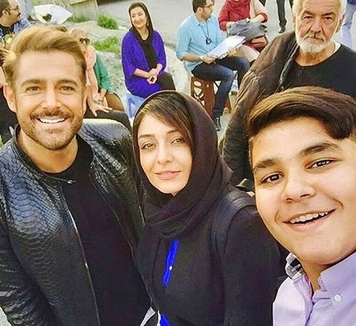 ساره بیات در پشت صحنه سریال شبکه نمایش خانگی گیسو به همراه محمدرضا گلزار