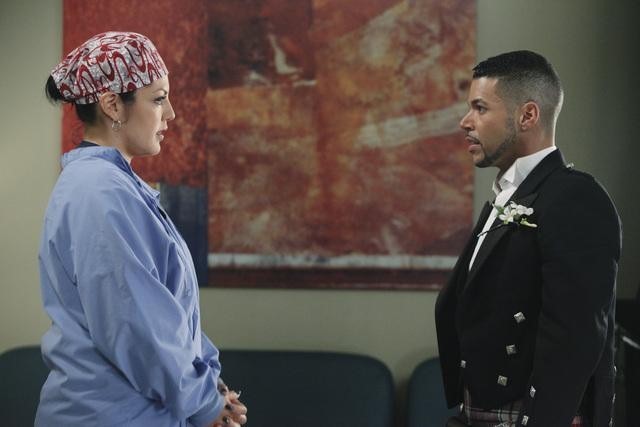 Wilson Cruz در صحنه سریال تلویزیونی آناتومی گری به همراه Sara Ramirez