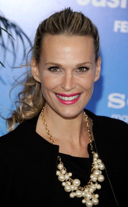 Molly Sims در صحنه فیلم سینمایی فقط باهاش کنار بیا