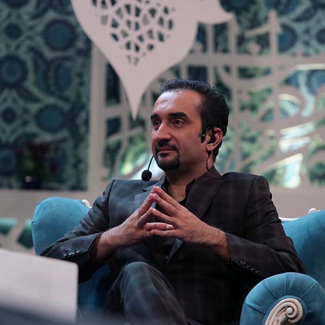 تصویری از نیما کرمی، مجری سینما و تلویزیون در حال بازیگری سر صحنه یکی از آثارش