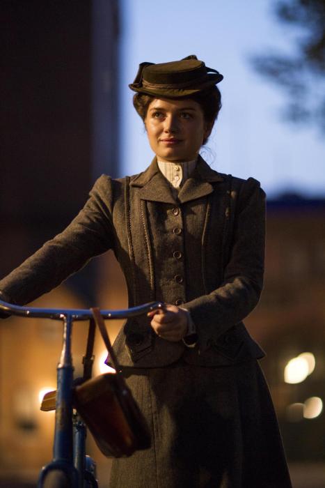 Eve Hewson در صحنه سریال تلویزیونی نیک