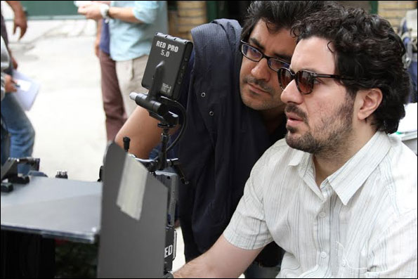 تصویری از نیما جاویدی، نویسنده و کارگردان سینما و تلویزیون در پشت صحنه یکی از آثارش