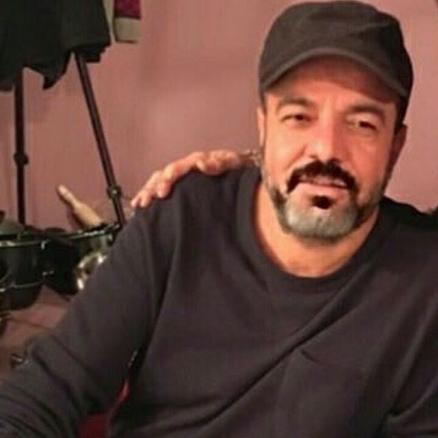 تصویری از سعید آقاخانی، بازیگر و کارگردان سینما و تلویزیون در حال بازیگری سر صحنه یکی از آثارش