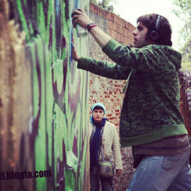 تصویری از بابک حمیدیان، بازیگر و تهیه کننده سینما و تلویزیون در حال بازیگری سر صحنه یکی از آثارش