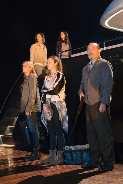 Mercedes Mason در صحنه سریال تلویزیونی ترس از مردگان متحرک به همراه روبن بلادس، آلیسیا دبنم کری، کیم دیکنز و Frank Dillane