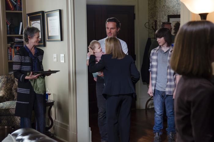 Tovah Feldshuh در صحنه سریال تلویزیونی مردگان متحرک به همراه ملیسا مک  براید، چندلر ریگز و اندرو لینکولن