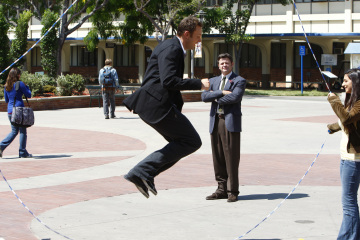 John Michael Higgins در صحنه سریال تلویزیونی Community به همراه Joel McHale