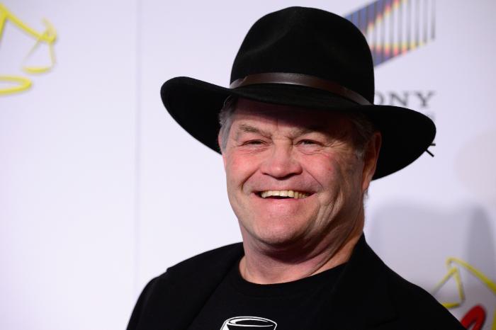 Micky Dolenz در صحنه سریال تلویزیونی بهتره با سال تماس بگیری