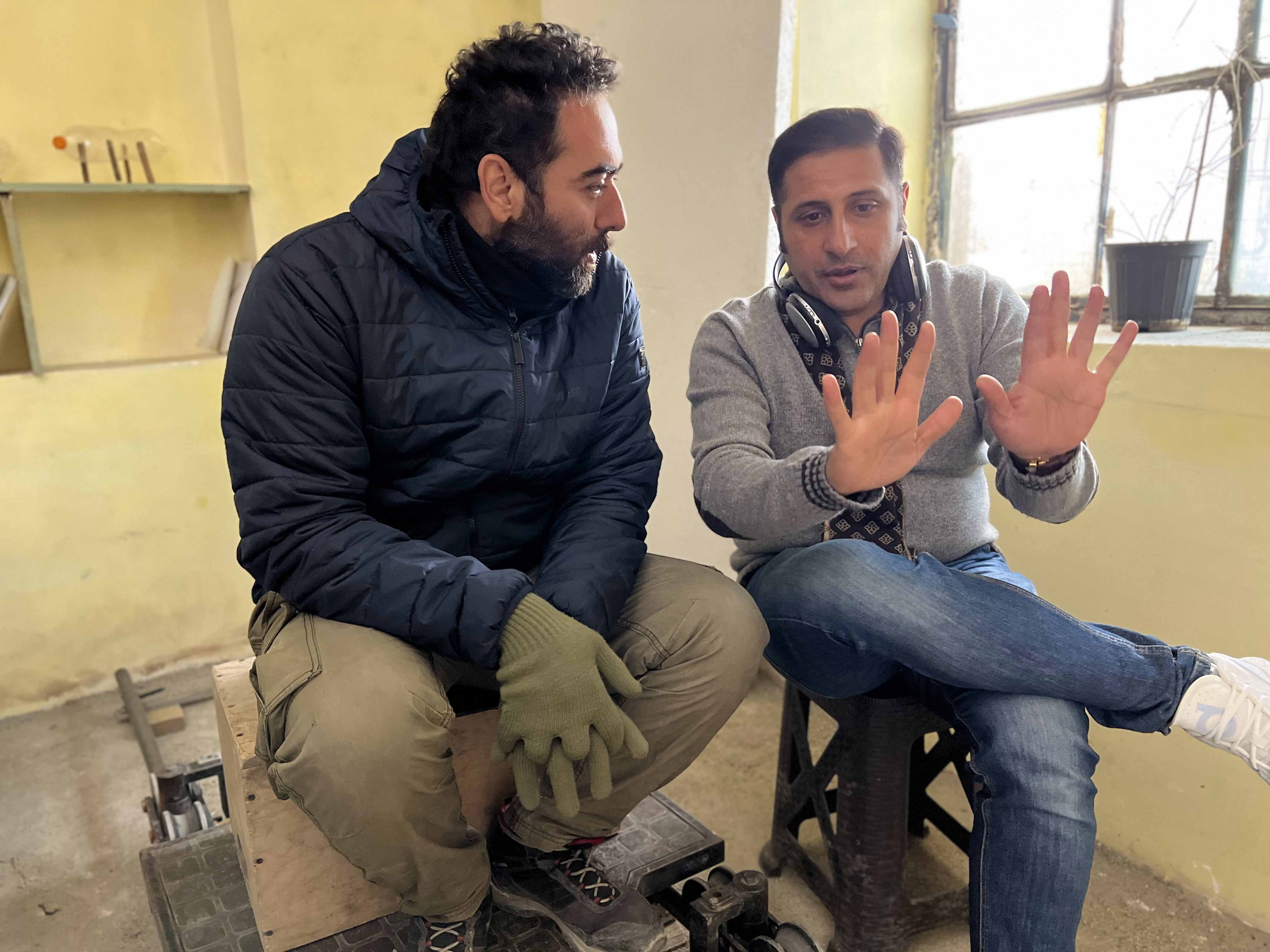 تصویری از علیرضا شاه حسینی، نویسنده و کارگردان سینما و تلویزیون در پشت صحنه یکی از آثارش