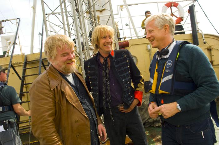 Richard Curtis در صحنه فیلم سینمایی قایق خروشان به همراه فیلیپ سیمور هافمن و ریس ایفانز