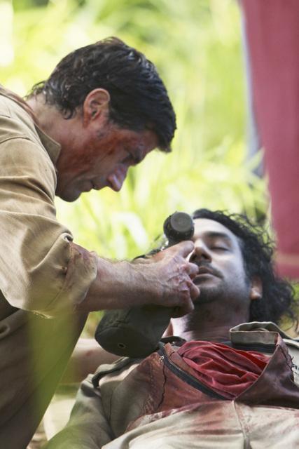 Naveen Andrews در صحنه سریال تلویزیونی گمشده به همراه متیو فاکس