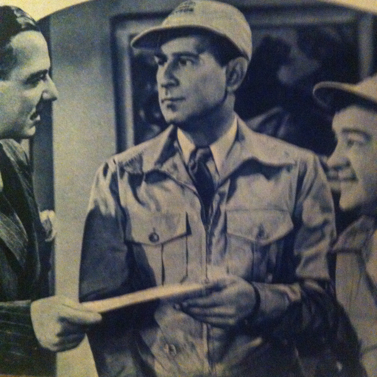 Bud Abbott در صحنه فیلم سینمایی The Noose Hangs High به همراه Lou Costello و Joseph Calleia