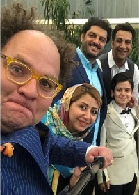 حمید سپیدنام در پشت صحنه فیلم سینمایی پاستاریونی به همراه سام درخشانی و محمد نادری