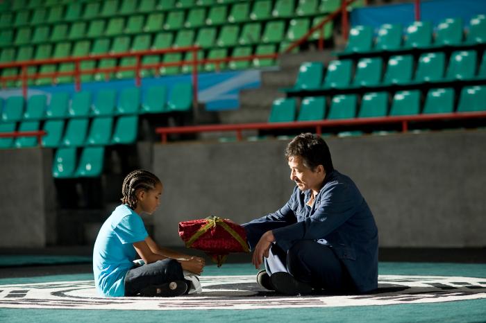 جکی چان در صحنه فیلم سینمایی بچه کاراته کار به همراه Jaden Smith