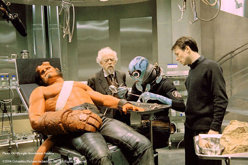 ران پرلمن در صحنه فیلم سینمایی پسر جهنمی به همراه داگ جونز، Rupert Evans و جان هرت