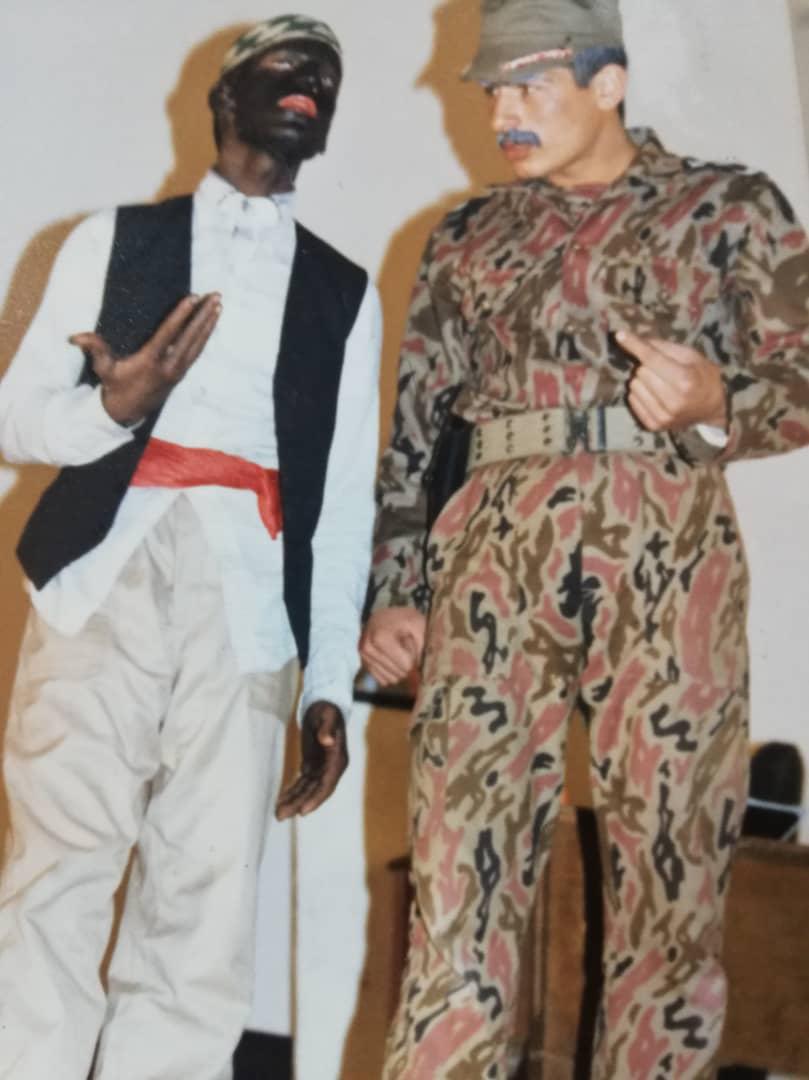 تصویری از علی ذاکری، بازیگر سینما و تلویزیون در پشت صحنه یکی از آثارش