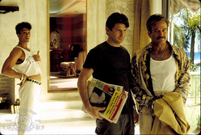 هانک آزاریا در صحنه فیلم سینمایی قفس پرنده به همراه رابین ویلیامز و Dan Futterman