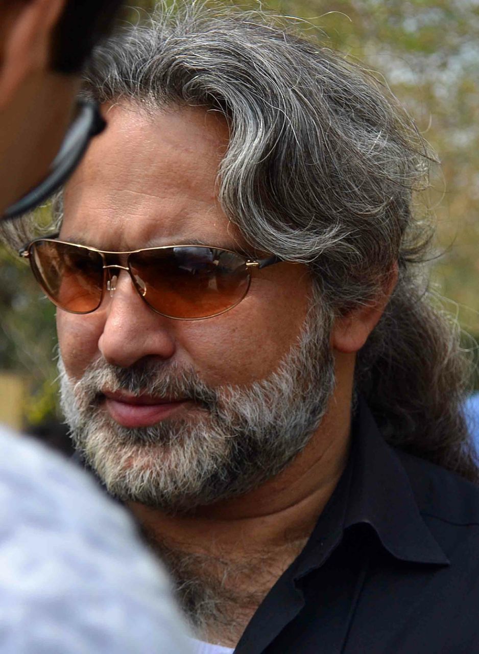 تصویری از داریوش هریس، بازیگر سینما و تلویزیون در حال بازیگری سر صحنه یکی از آثارش