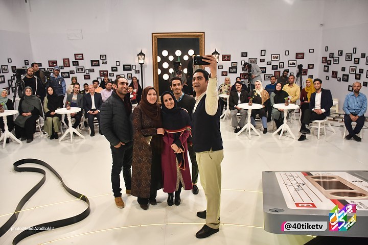 الهام حاتمی در صحنه برنامه تلویزیونی چهل تیکه به همراه محمدرضا علیمردانی و فریبا متخصص