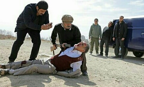 تصویری از سجاد پاکزاد، بازیگر و دستیار صحنه سینما و تلویزیون در حال بازیگری سر صحنه یکی از آثارش