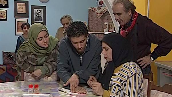 رضا بابک در صحنه سریال تلویزیونی خانه ما به همراه زهرا اویسی و گوهر خیراندیش