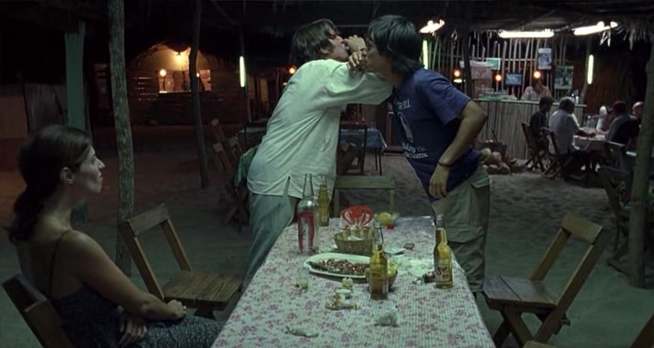 ماریبل وردو در صحنه فیلم سینمایی Y Tu Mamá También به همراه دیه گو لونا و Gael García Bernal