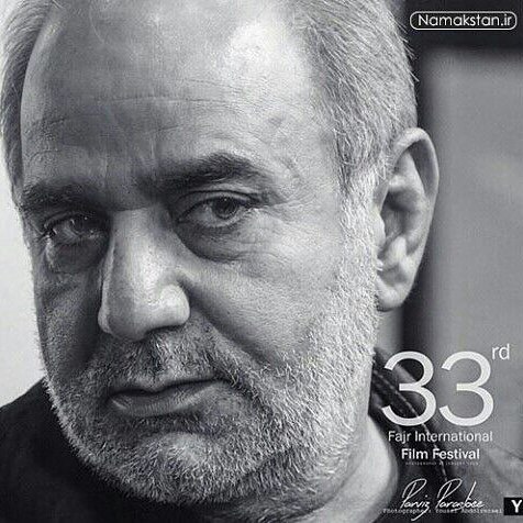 تصویری از پرویز پرستویی، بازیگر و تهیه کننده سینما و تلویزیون در حال بازیگری سر صحنه یکی از آثارش