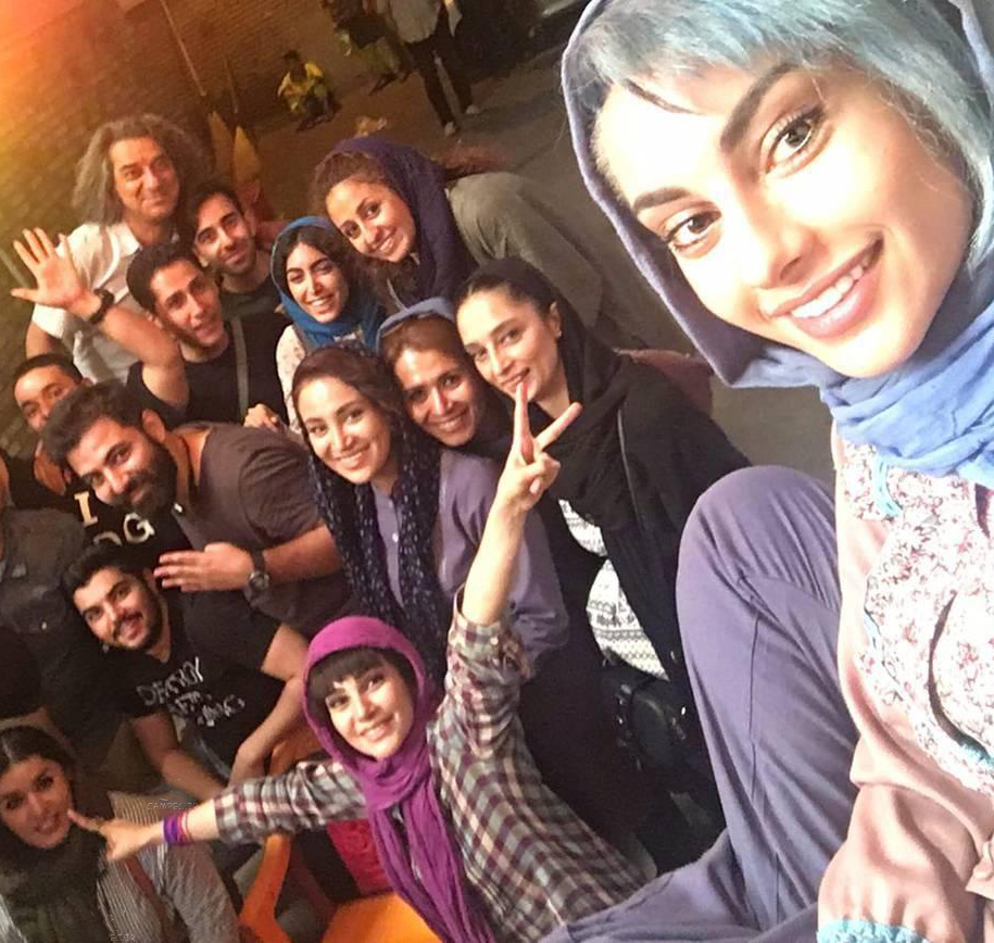 ساناز طاری در پشت صحنه فیلم سینمایی گشت 2 به همراه سارا سهیلی، ترلان پروانه و بهاره افشاری