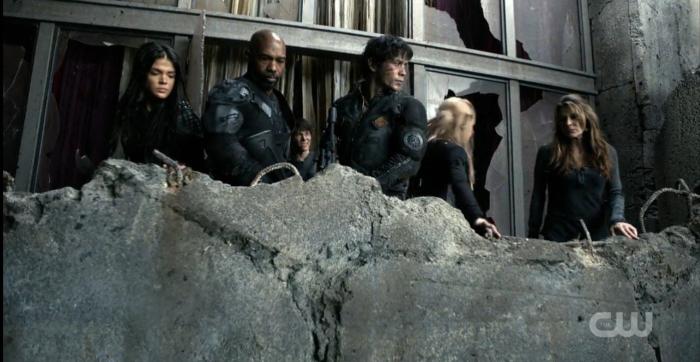 Jonathan Whitesell در صحنه سریال تلویزیونی 100 به همراه Marie Avgeropoulos، Michael Beach، Eliza Taylor، Paige Turco و Bob Morley